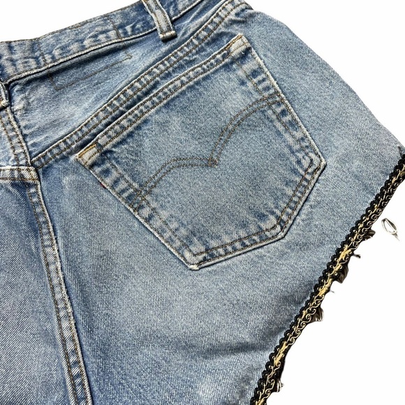 Urban Renewal Medium Wash Raw Hem Jean Shorts S - Picture 6 of 7